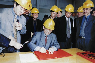 2002年4月3日，時(shí)任浙江省省長(zhǎng)柴松岳視察景興工業(yè)園