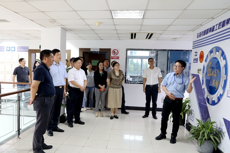 2020年7月29日，時(shí)任浙江省政協(xié)常委、社法委副主任、省總工會(huì)副主席、一級(jí)巡視員董建偉蒞臨景興紙業(yè)調(diào)研新時(shí)代工匠培育工作