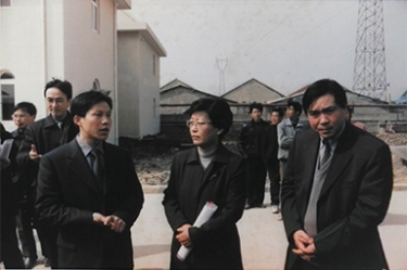 2001年2月20日，時(shí)任國家環(huán)保局副局長汪紀(jì)戎一行視察公司